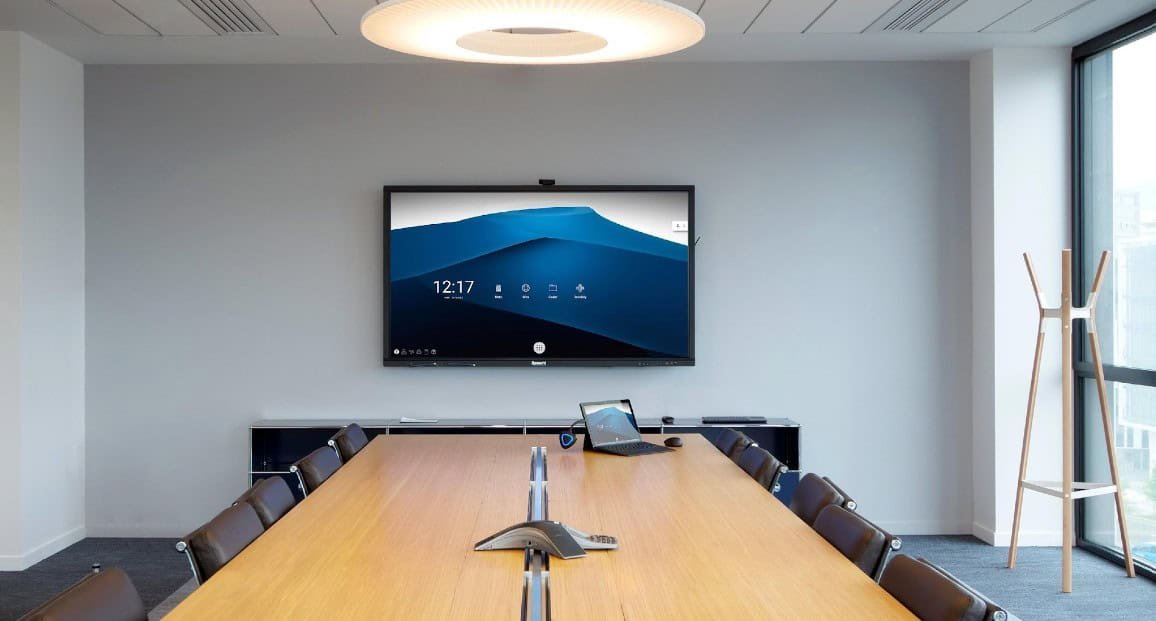 Salle de réunion d’entreprise équipée d’un écran interactif Weonex au Maroc